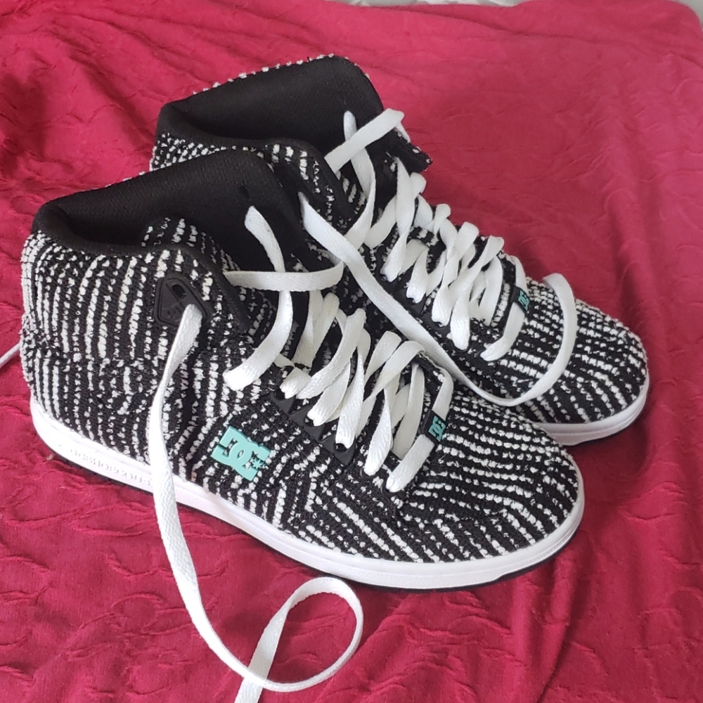 [SALE] Black white striped DC skater size 7.5 NWOT